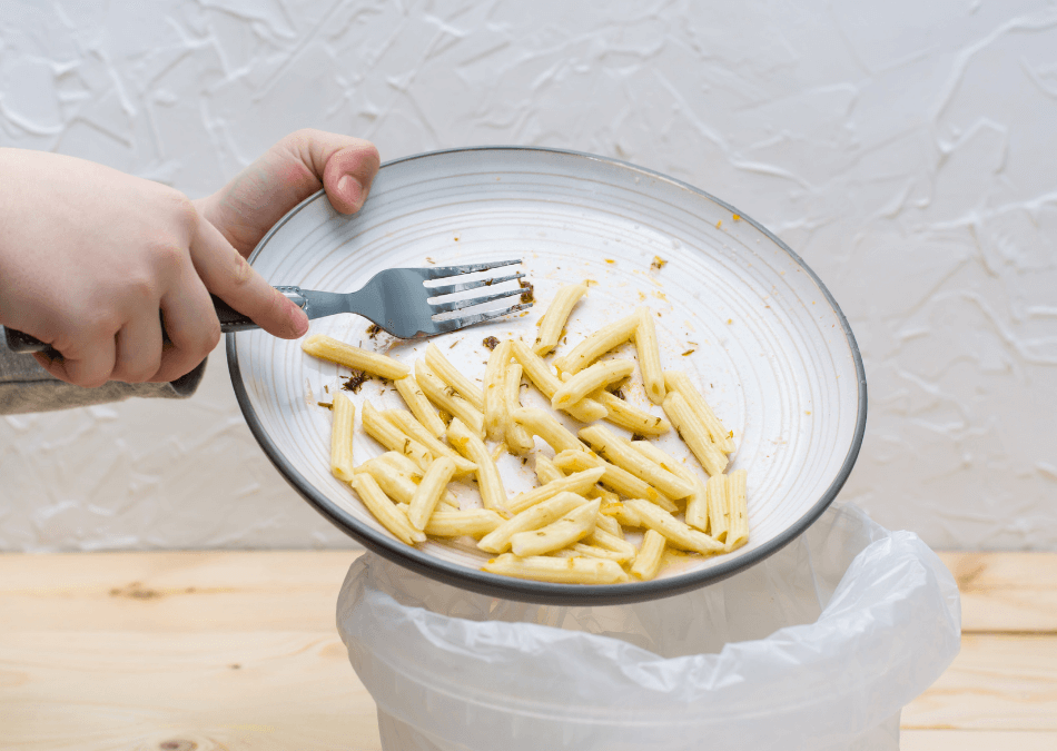 macaroane aruncate la gunoi