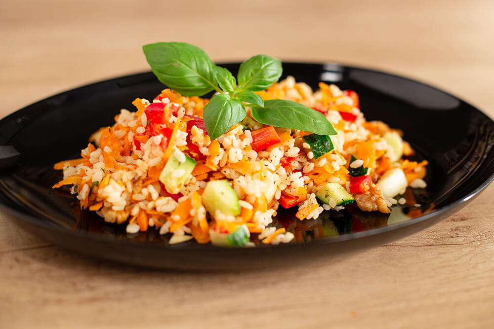 Fotografie Salata de orez cu nuci si legume Fotografie Salata de orez cu nuci si legume