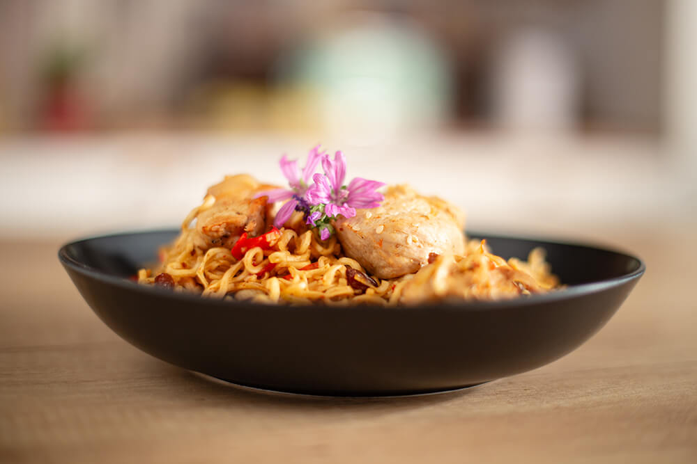 Fotografie Pui chinezesc cu noodles si legume