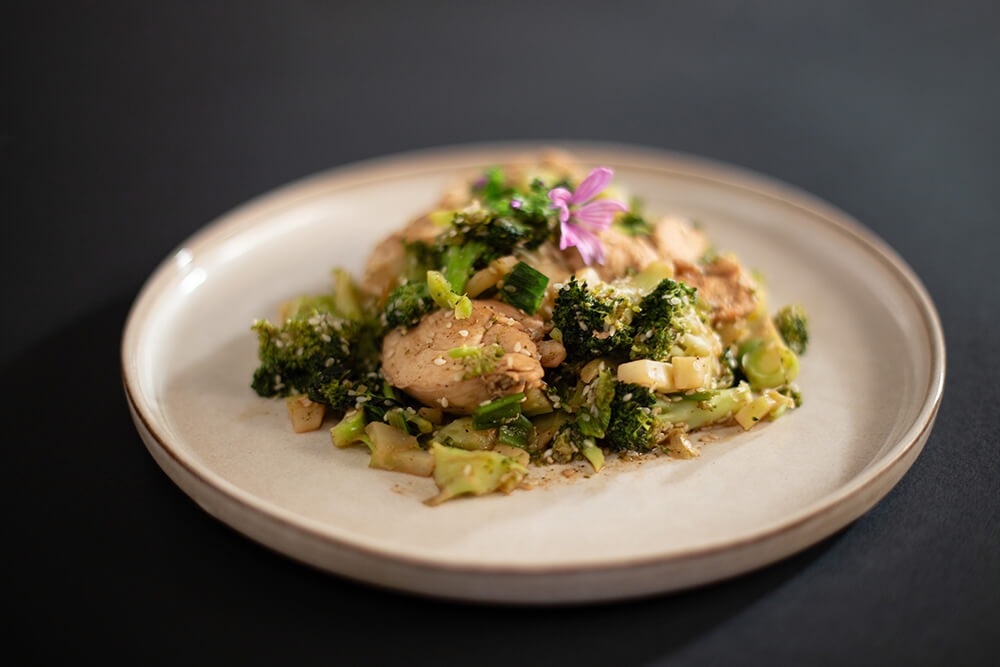 Fotografie Sote chinezesc de pui cu broccoli