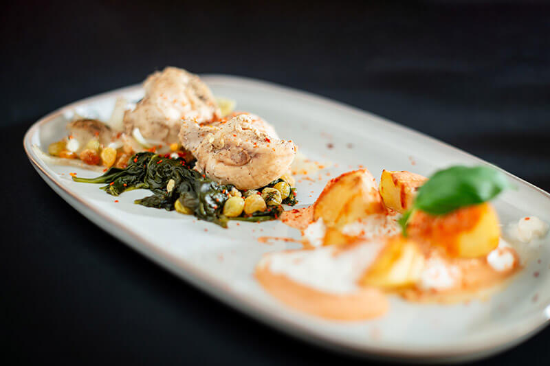 Fotografie Pollo al limon con patatas bravas