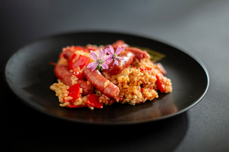 Fotografie Orez cu carnati in stil romanesc Fotografie Orez cu carnati in stil romanesc