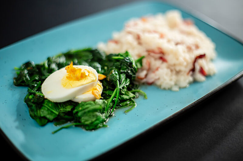 Fotografie Orez romanesc cu bacon si spanac Fotografie Orez romanesc cu bacon si spanac